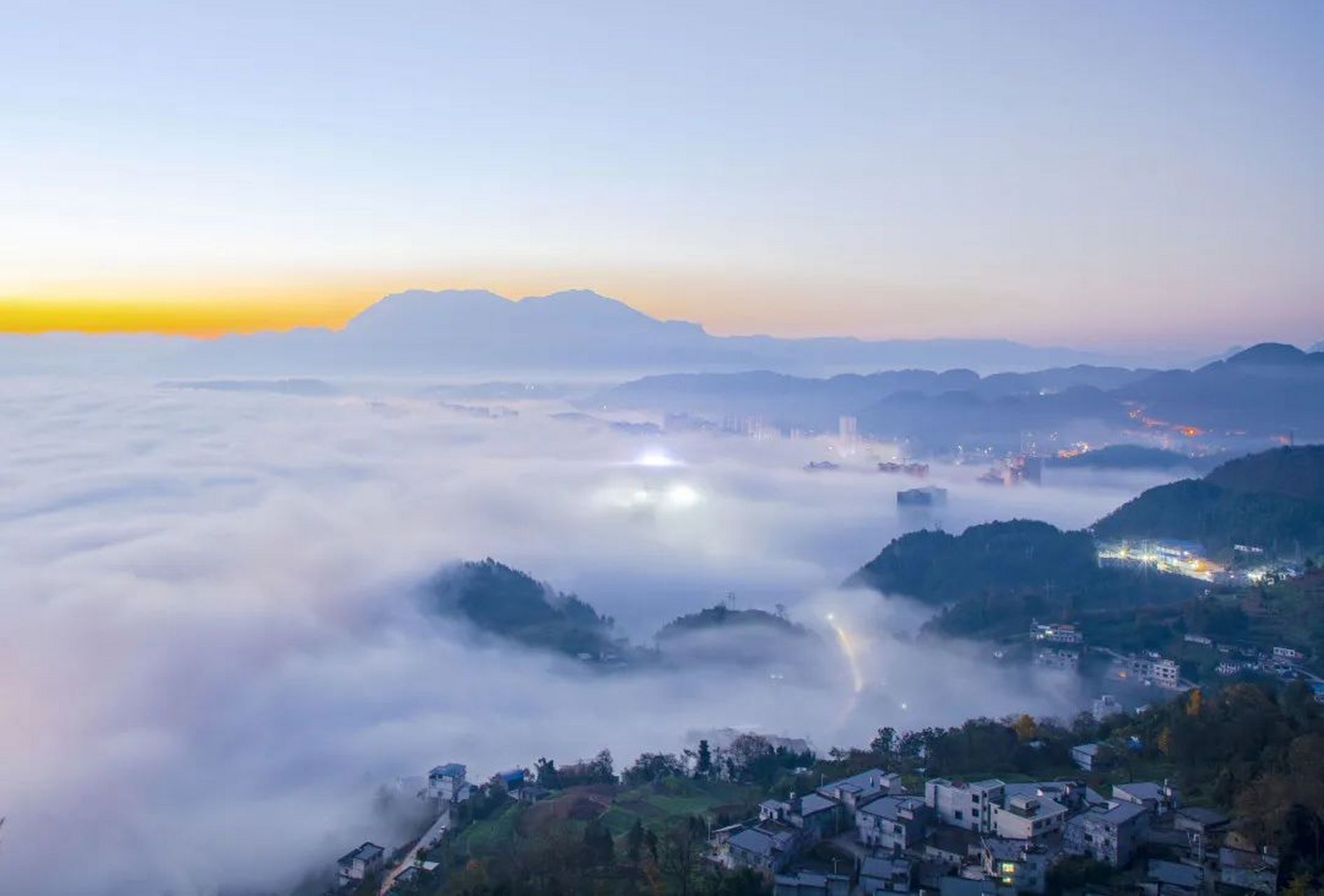 城市大玩家# 正安的山顶美景如画,日出时,视野开阔,整个小城一览无余