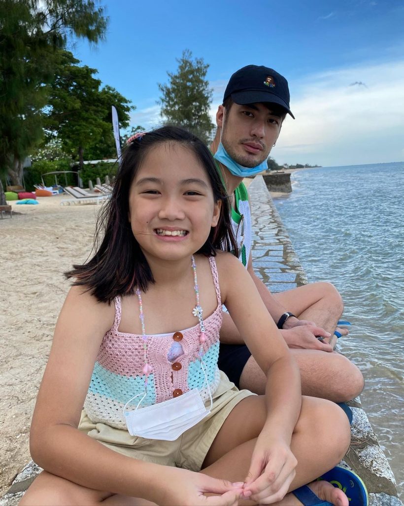 男孩pakorn晒出一张女孩抱着腰的照片