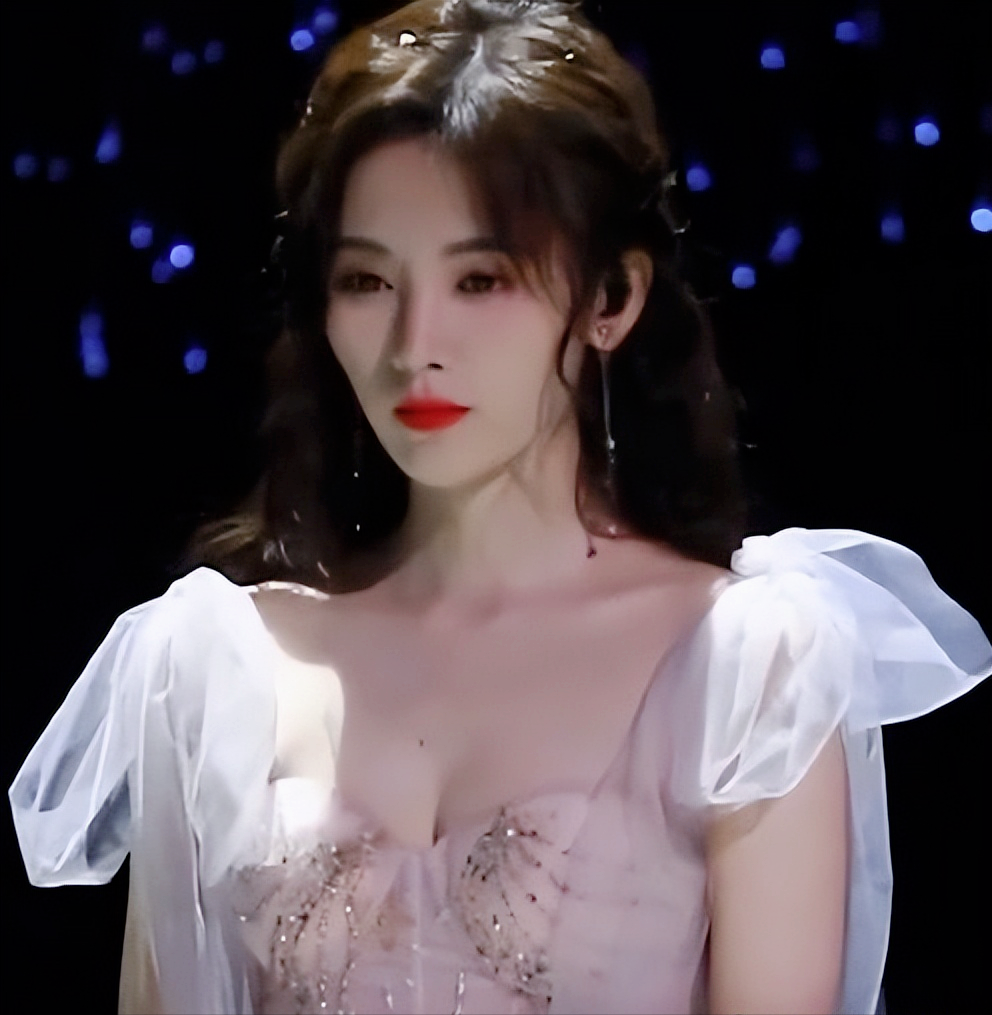 号称4000年美女的鞠婧祎,参加典礼肩带突然滑落,应急举动被点赞
