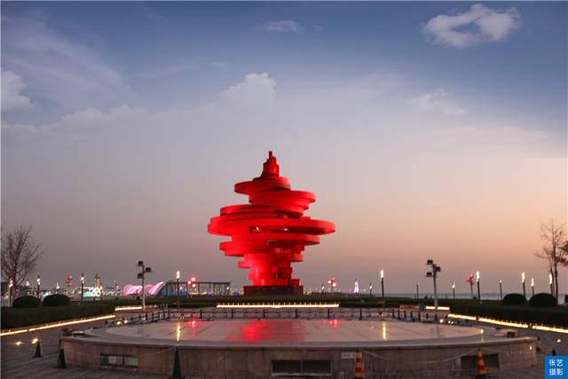 中国十大城市广场之一:青岛有座地标建筑,象征五月的风生生不息