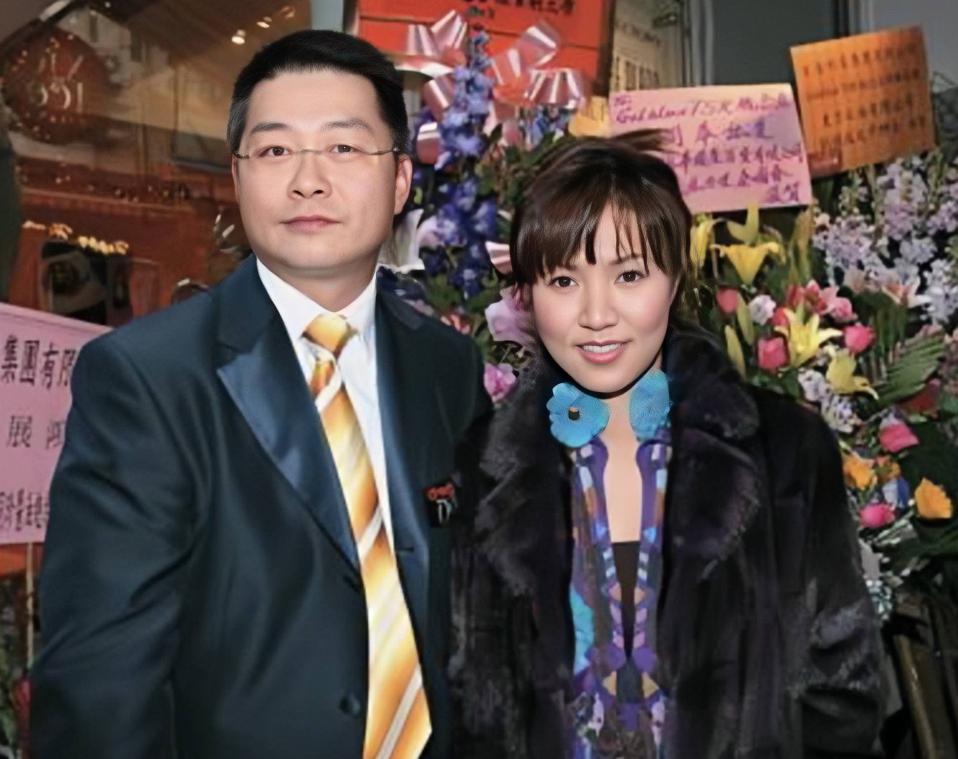 48岁香港著名歌手黎瑞恩送18岁女儿出国读书,引网友激烈争论