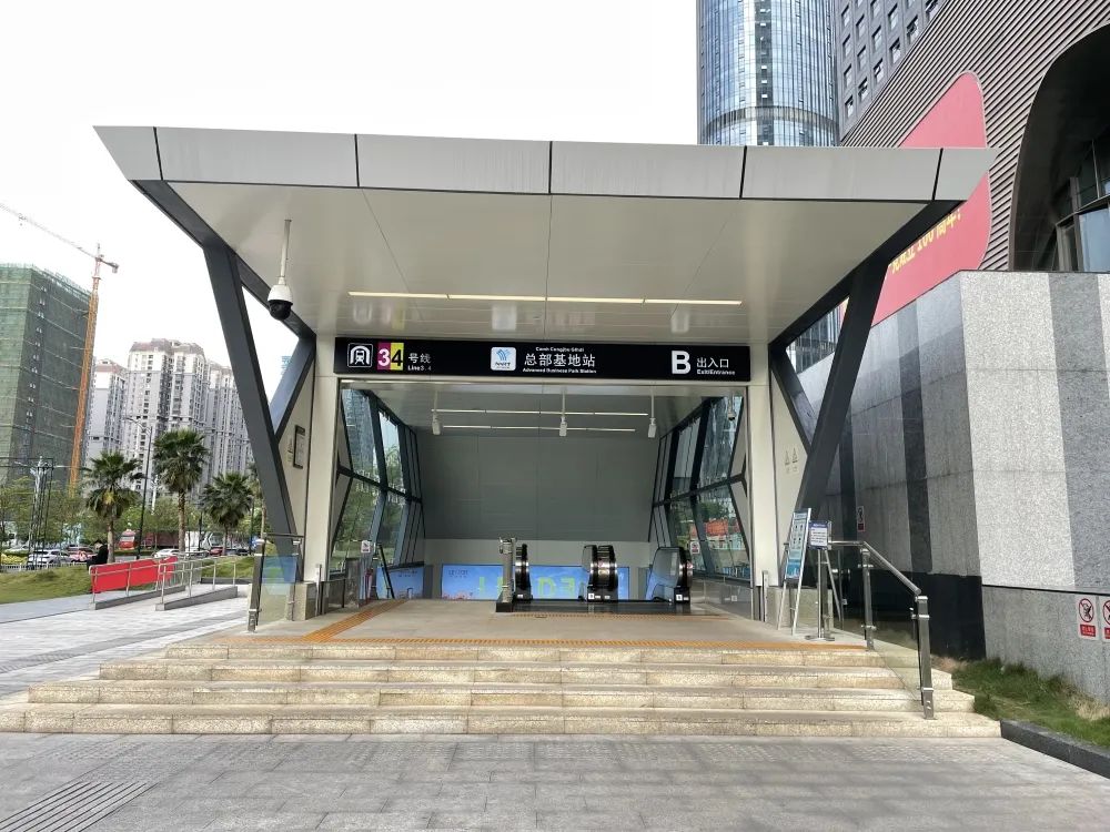 南宁最哇塞的地铁站一出站就是国际感