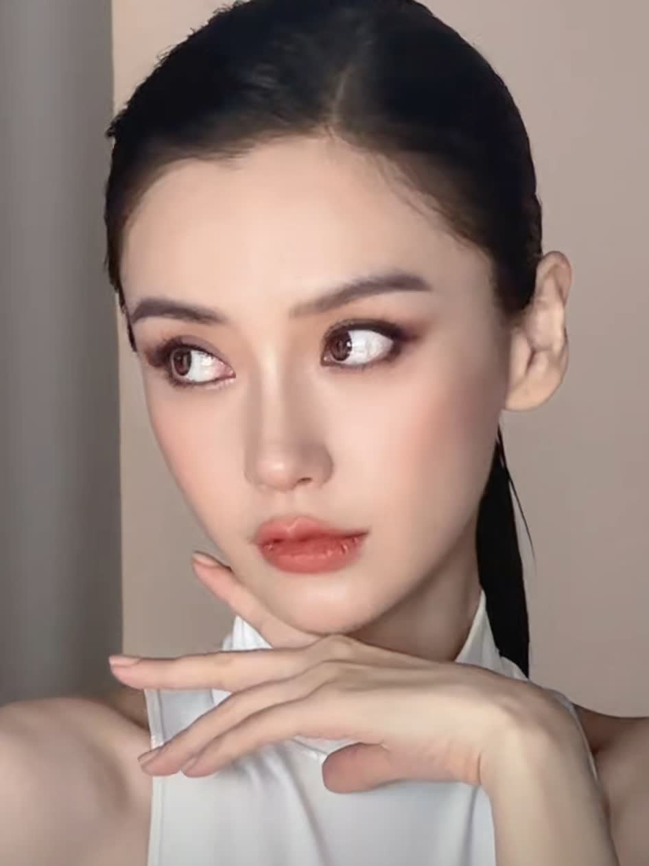 angelababy亮相片场,怼脸镜头惊现红血丝,妆容更加出彩