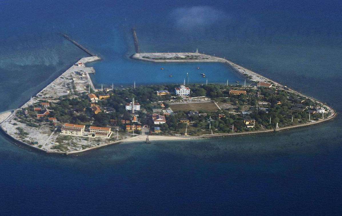 南海吹沙填海,曾无人居住的渚碧礁有了机场和农场,甚至开始养猪