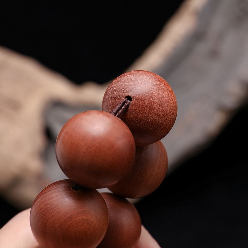 北京孙大爷,在古玩市场发现成色极好的胡桃木手串,鉴定值2000万