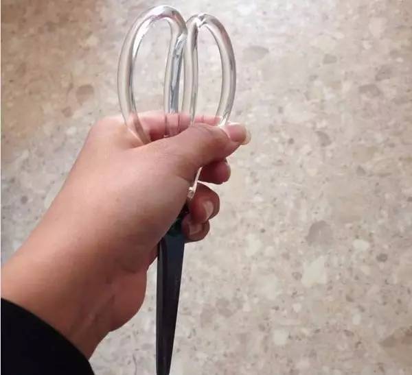 回顾富二代被剪刀刺死,结婚不久老婆是网红,因三拳让自己丢了命