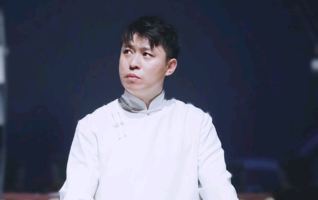 为艺术献身!德云社第一狠人李鹤东,在自家酒馆演了一个星期傻子