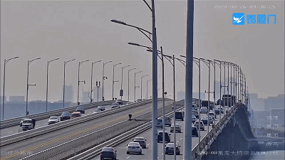 今早,厦门集美大桥有人跳桥轻生!救援人员紧急劝阻!最新情况