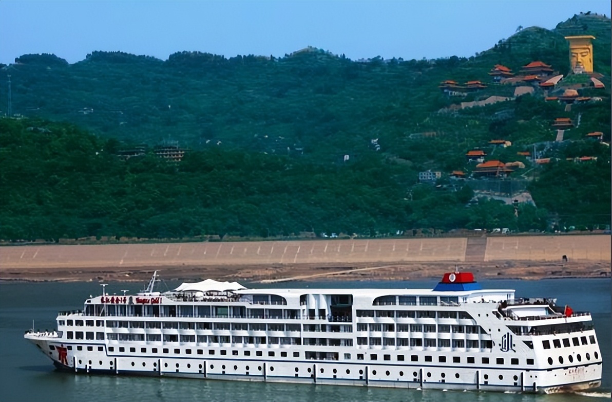 2011年,当时世界内河最豪华的超五星级邮轮——长江黄金1号在重庆港