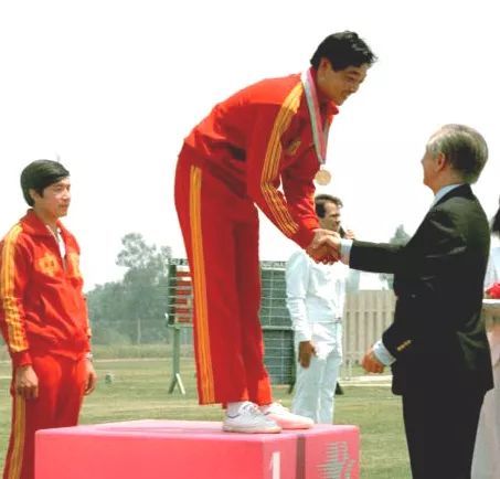 中国第一个奥运冠军是谁 中国历届奥运会获得金牌最多的人是谁