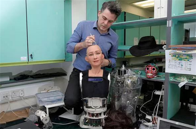 6年前,那个扬言摧毁人类的女性机器人索菲亚,如今现状怎样?