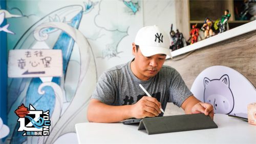 圈粉近百万!80后"野生"画手浣熊无二趣读青岛地标