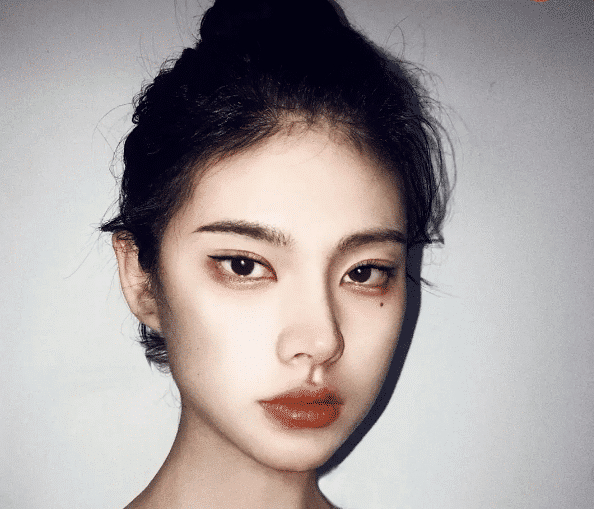 西红柿ovo再现阴间p图,新作眼袋严重表情阴郁,配文疑似暗示分手