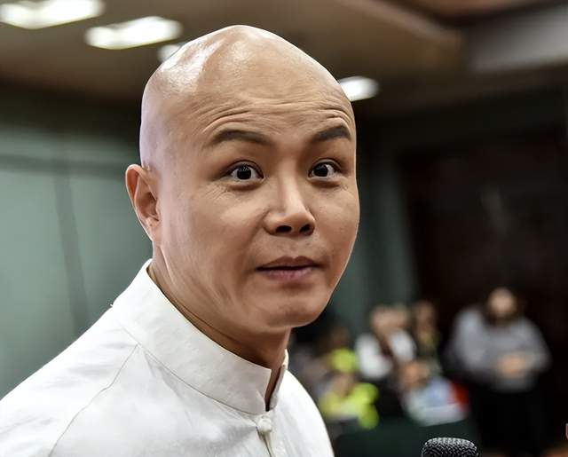主持人乐嘉近况曝光,身穿白色t恤剃着光头,曾在节目现场耍酒疯