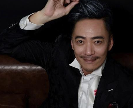 当红歌手麦子杰,演唱会前家破人亡,含泪唱完后退出乐坛