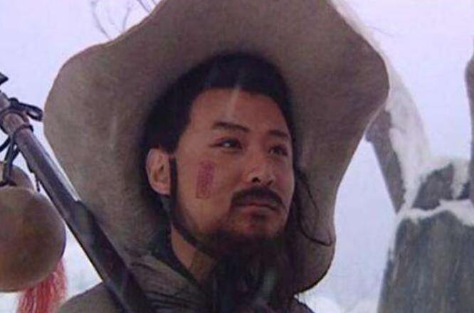 在风雪山庙之前,面对大好山河,林冲在暴风雪中先热了个身