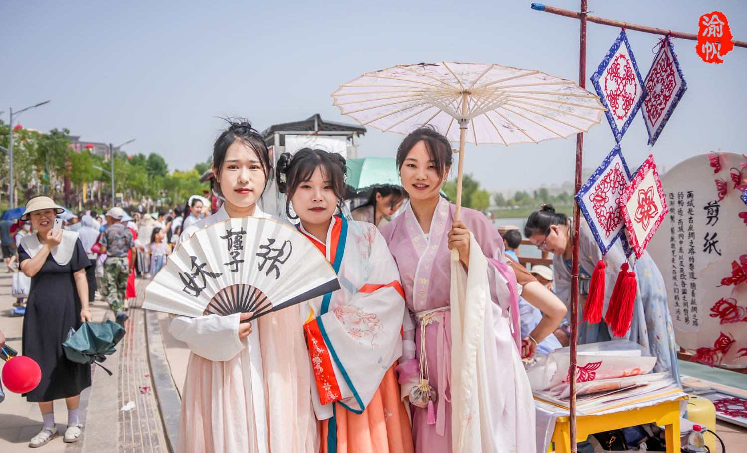 你敢相信?新疆库车街头刮起汉服热潮,好像穿越千年梦回汉唐一般