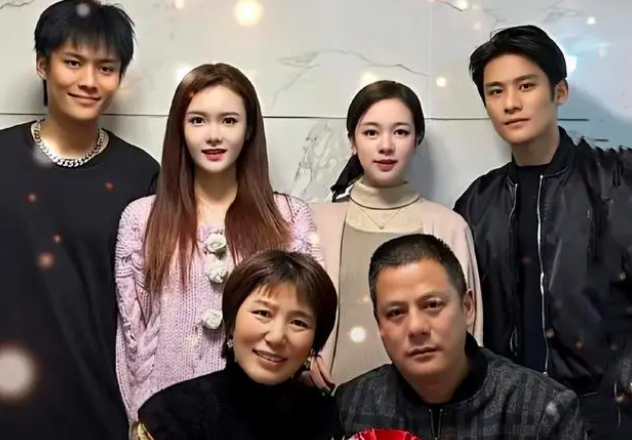 大杨哥再回应老婆与王嘉尔亲密照:合影很正常,追星会吃醋