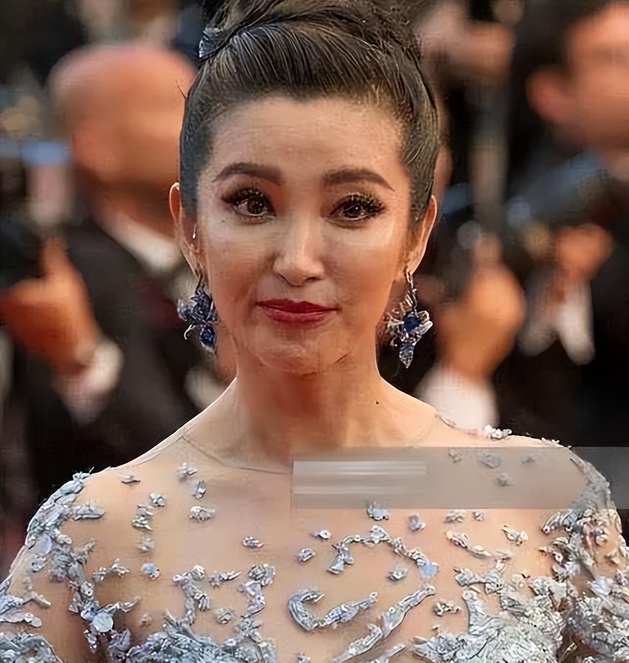 女明星的照片是"照骗"?没有美颜和滤镜,跟普通人有啥不一样?