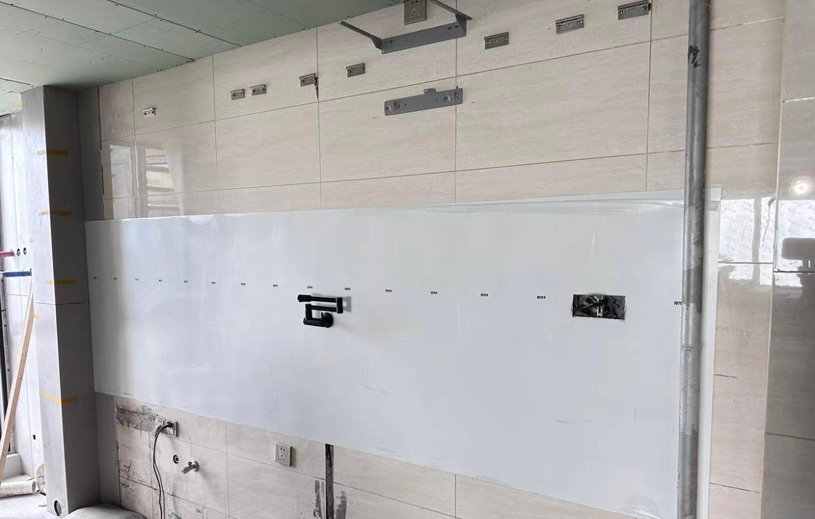 现在的厨房都贴上的珐琅板,有哪些优缺点?铺贴有什么注意事项?