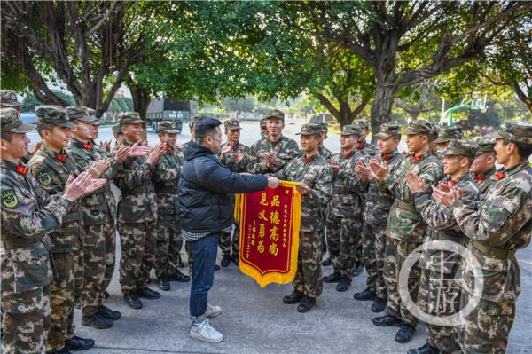 大街上众人追小偷 路过的武警小哥大吼一声后出手了