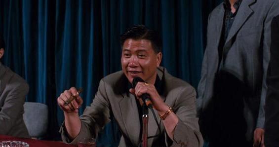 63岁万梓良酒吧商演,获壮汉保镖簇拥排场大,现场气氛热闹非凡