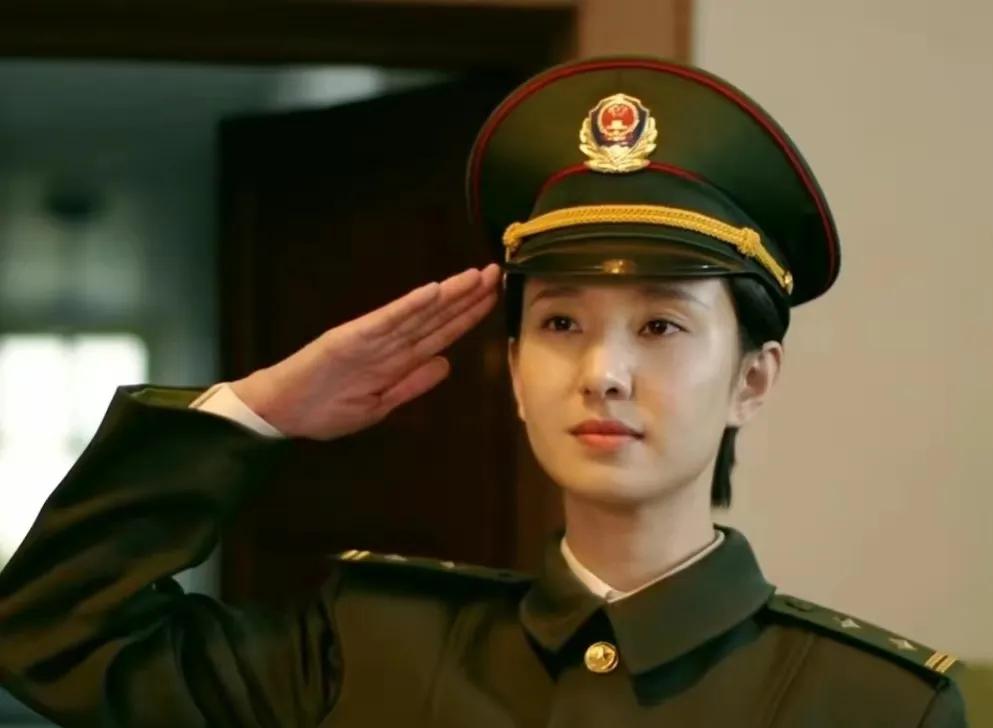 当然并不全是因为她长得漂亮,还有她扮演女警察时特有的气质和浑然