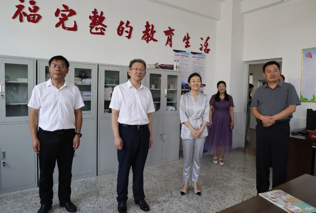 枣庄市山亭区委书记王德海到有关学校调研并看望慰问教师