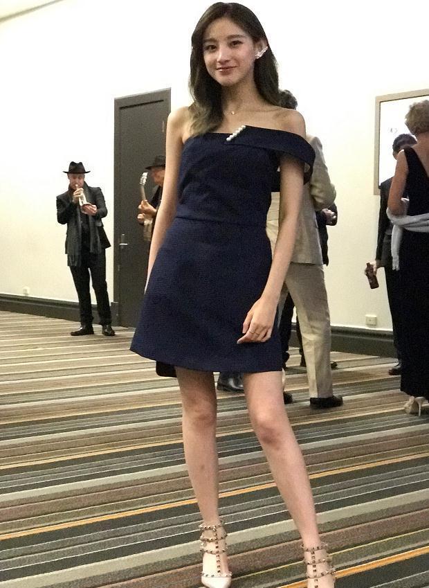 奚梦瑶曾经在2017年的维密秀上意外摔倒,可是那次的走秀失误,却反而让