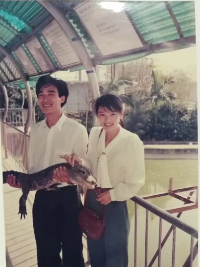 上世纪九十年代情侣照:甜蜜恩爱,笑容很美