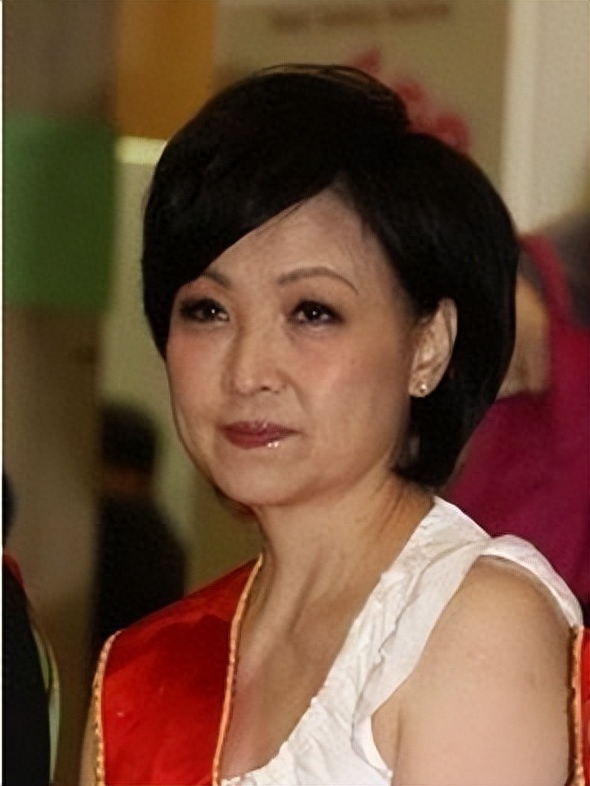 45年后再看王美华用卑微换来的婚姻和曾志伟离婚是正确的选择