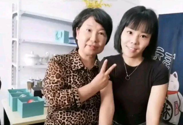 许敏和杜新枝都在秀亲情,差别却很大,网友:没对比就没伤害!