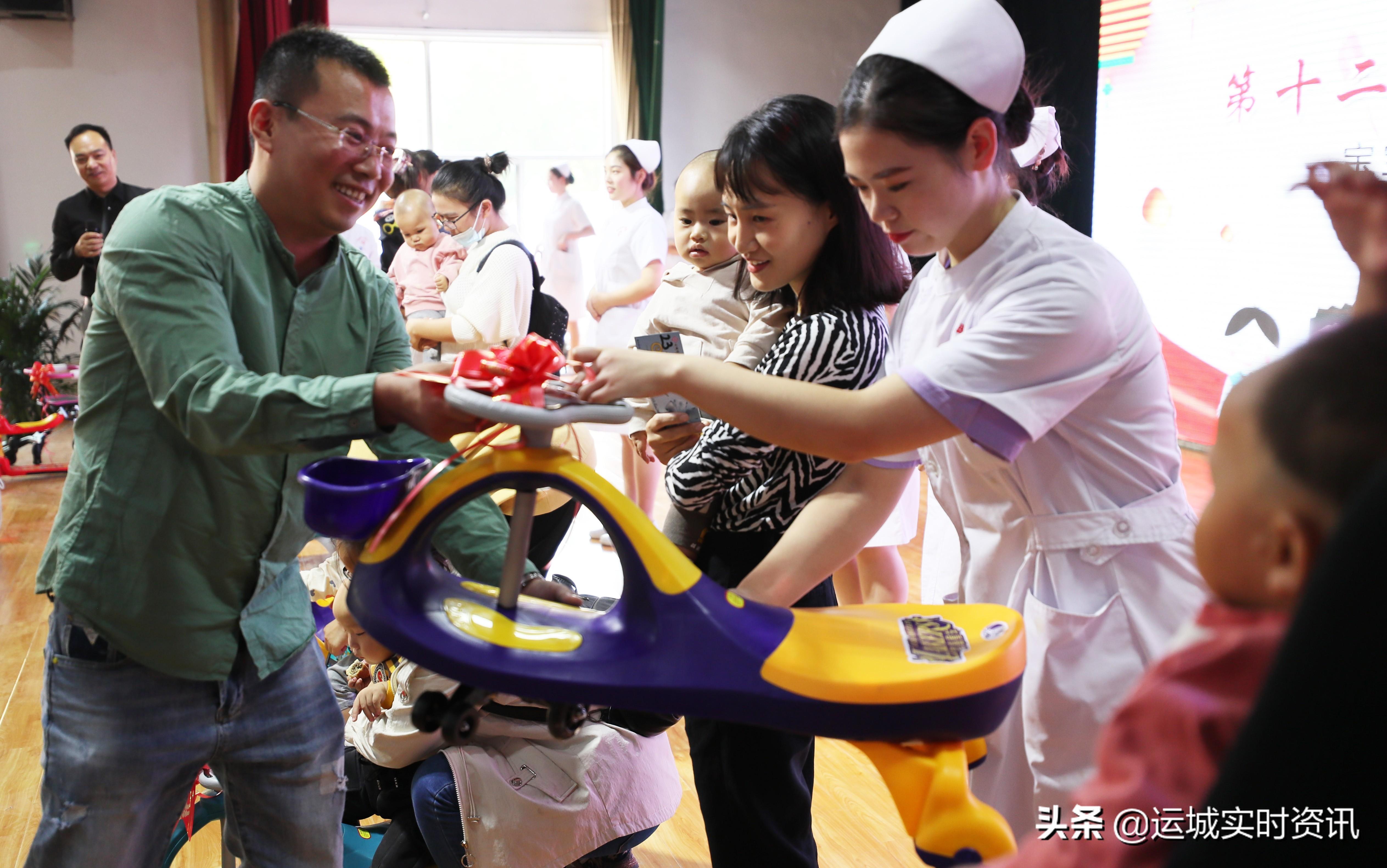 运城崇济医院举办第12届宝宝喜团圆联谊会,一家三口乐开怀