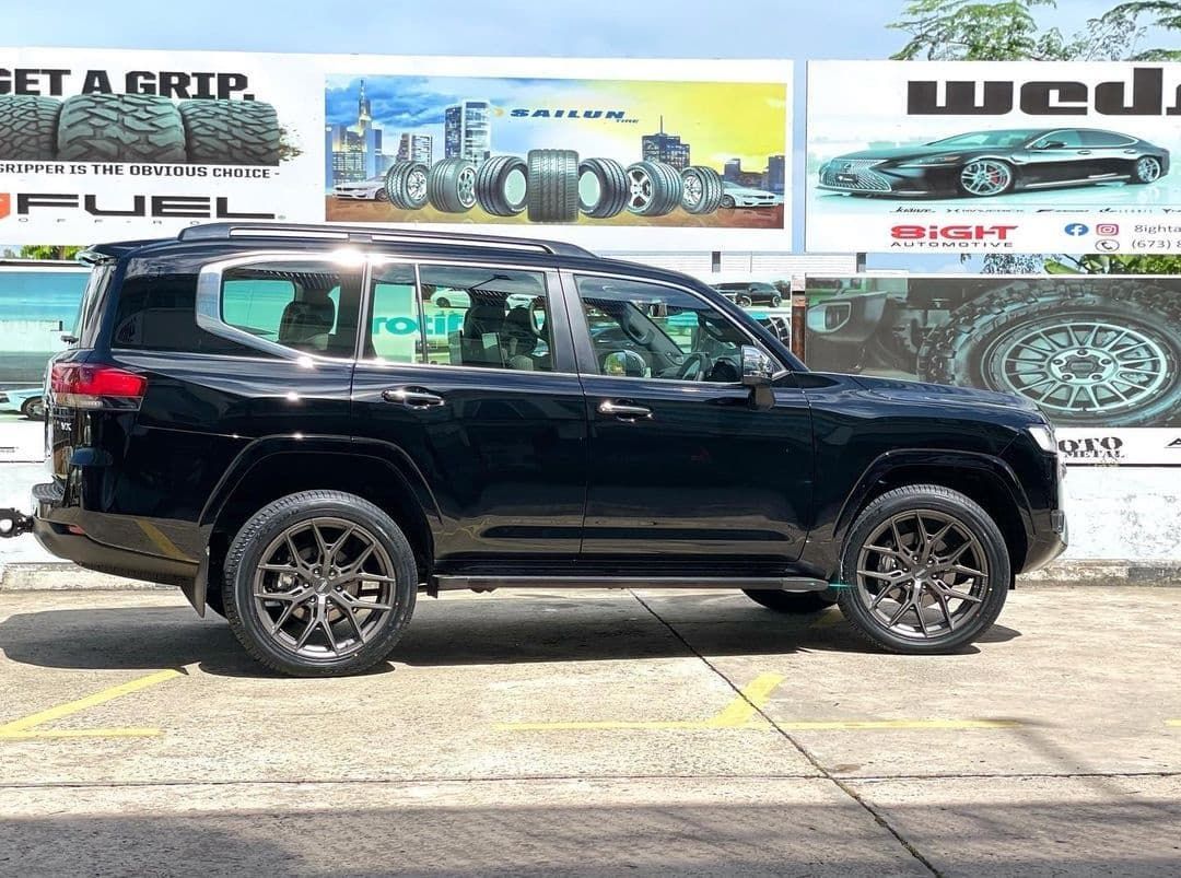 柴油丰田陆巡lc实拍!气质一流,海外落地55万!3.3t引擎更霸气!