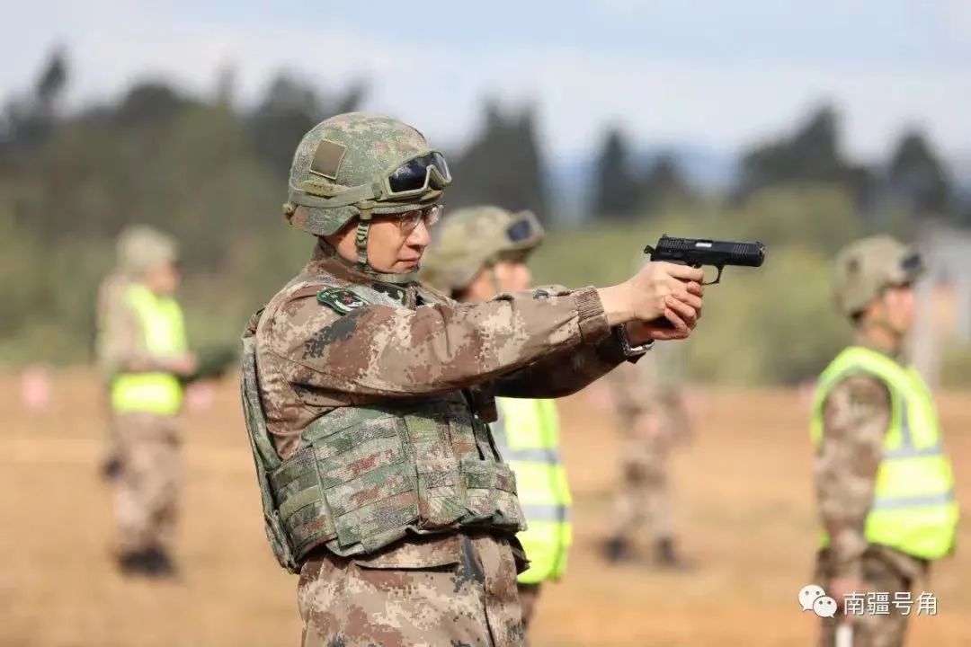帅!"21式"军装,新型枪械首次亮相演兵场