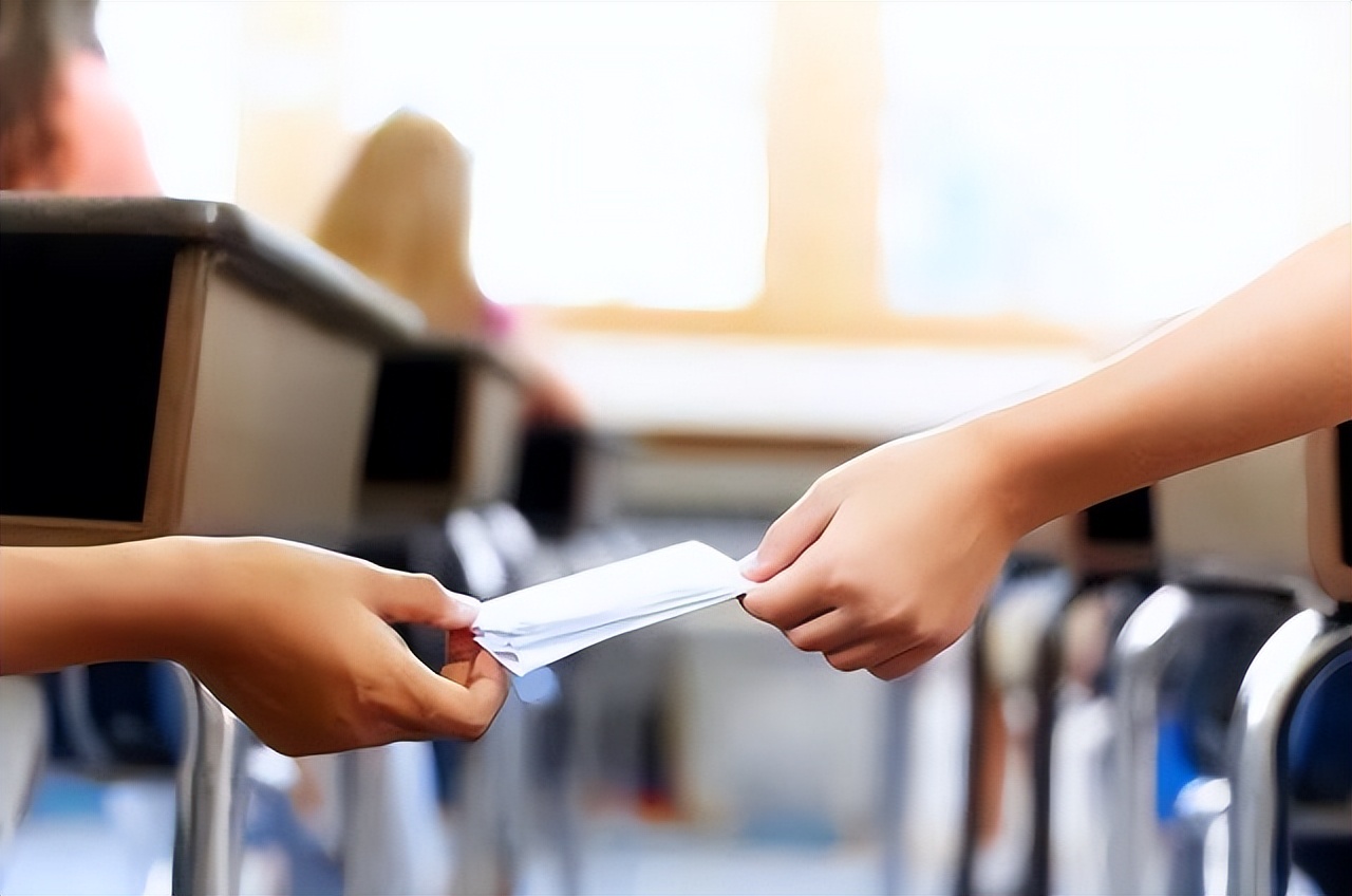 初中生上课"传纸条",家长看后血压飙升,老师直夸人才