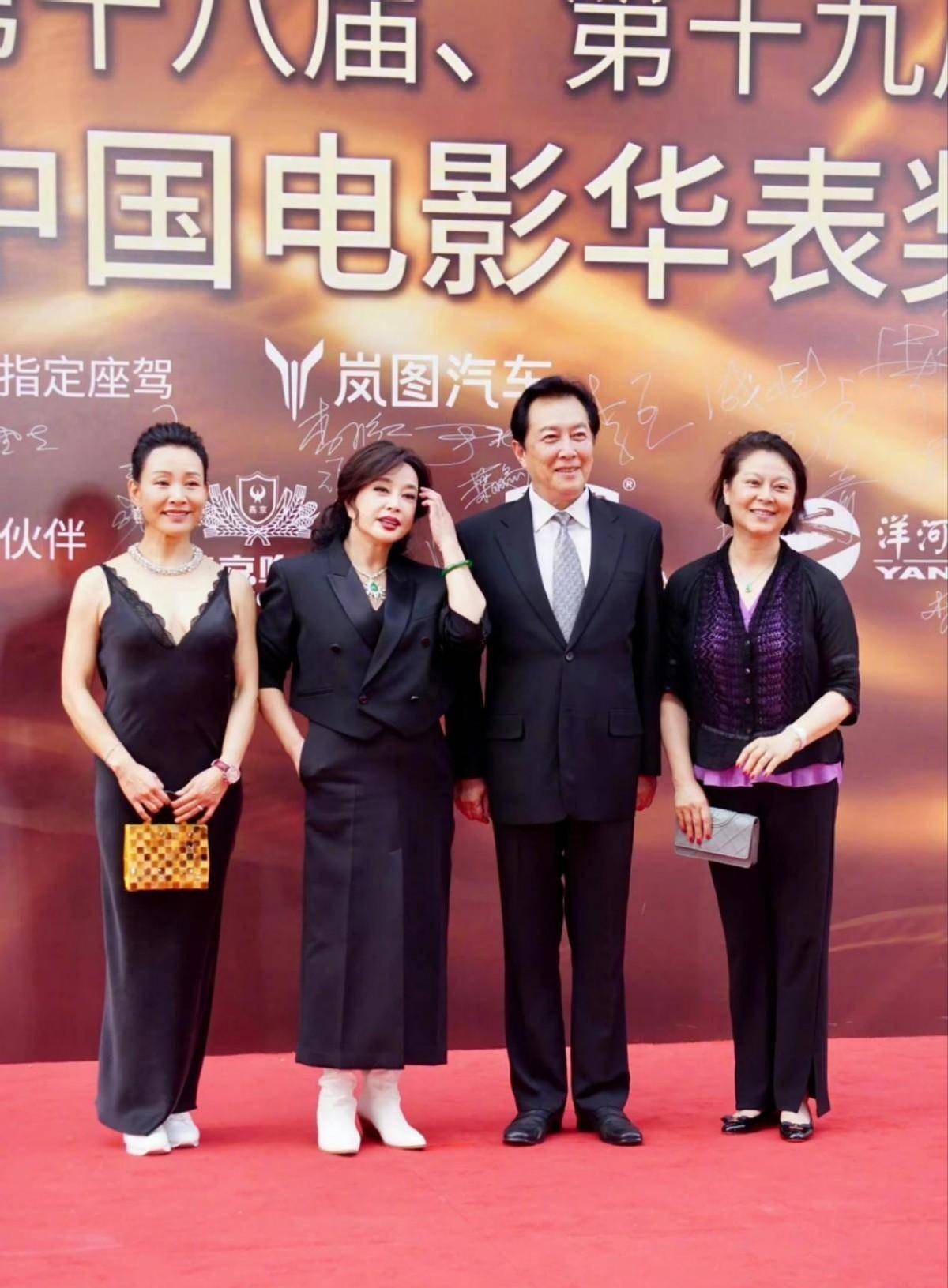 刘晓庆携陈冲与张瑜合影!她和陈冲扮嫩认不出,两人同台输太惨