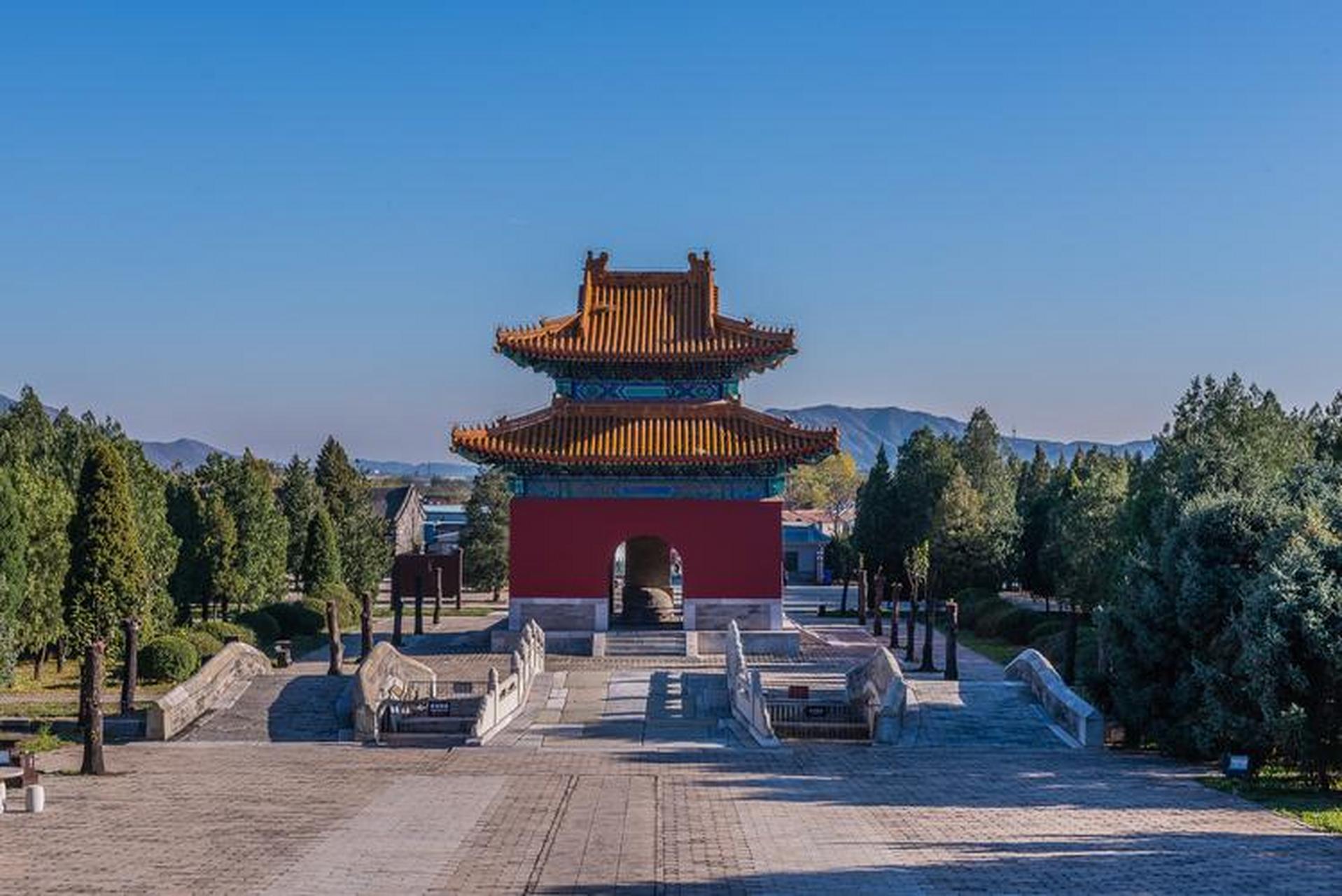 明十三陵是位于北京昌平区的明朝皇帝陵墓群,是中国规模最大,保存最