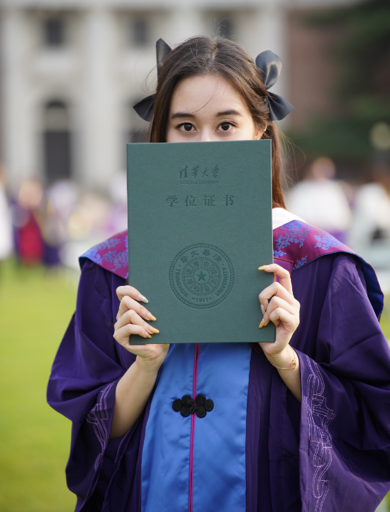 何猷君晒照庆祝妹妹清华毕业,何超欣穿硕士服气质清丽