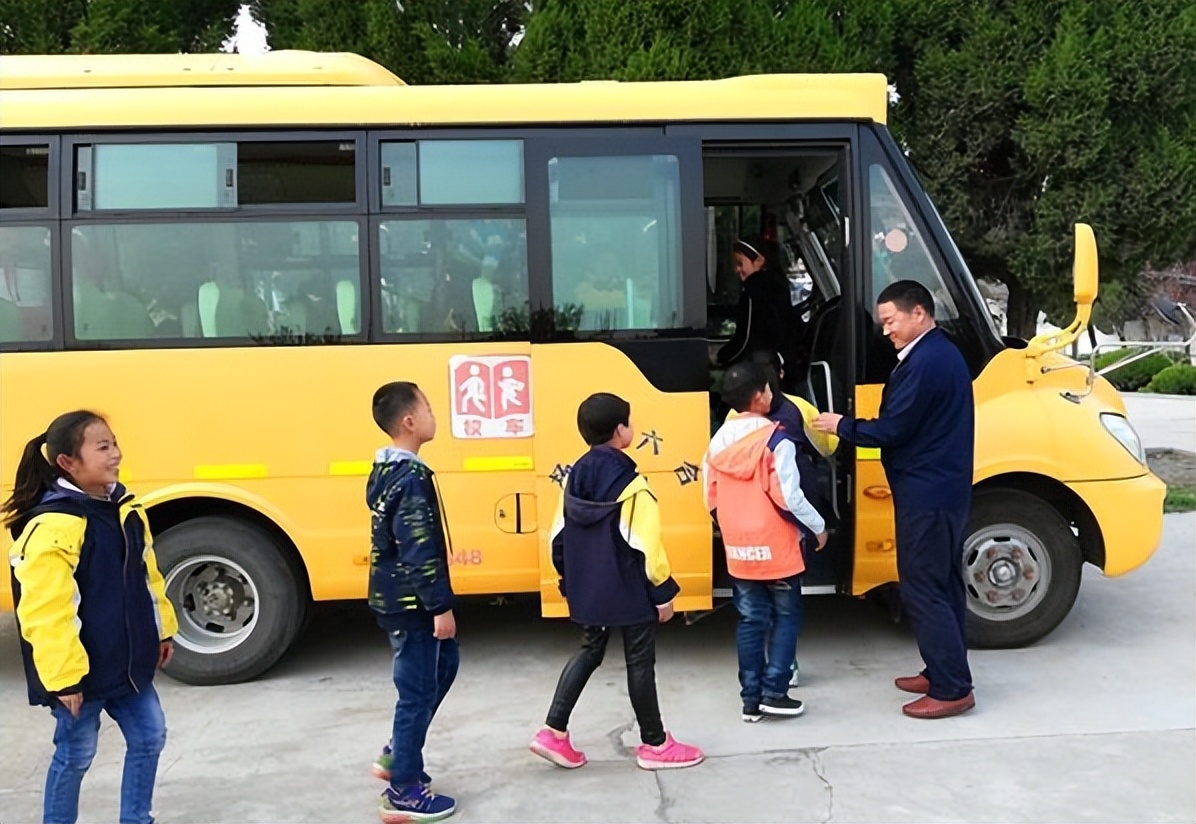 江西一家长骑电动车送娃上学路上心态崩了:我能怎么办,扔一个?