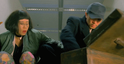 有一个桥段是,按照花的指引,捉鬼专家用弹弓将鬼魂弹出