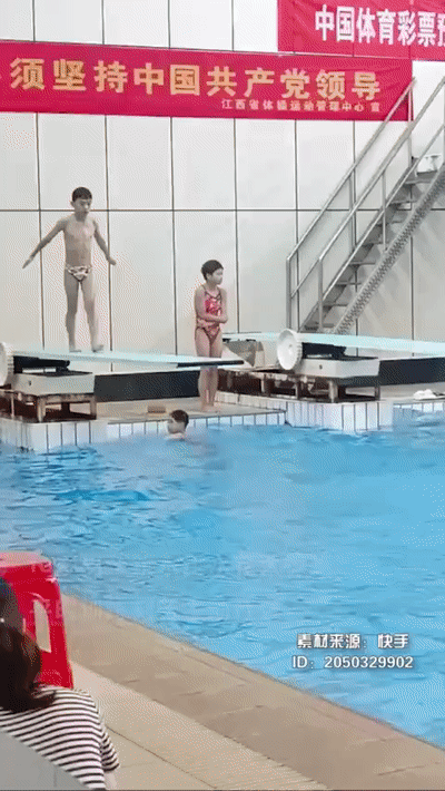 这是高手!男孩跳水压水花惊艳网友