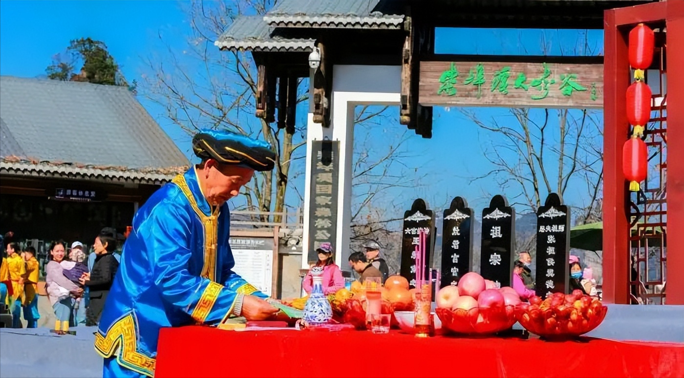 祭祀儀式中,成串的水果如葡萄和荔枝,通常被認為不宜作為祭祀用的供品