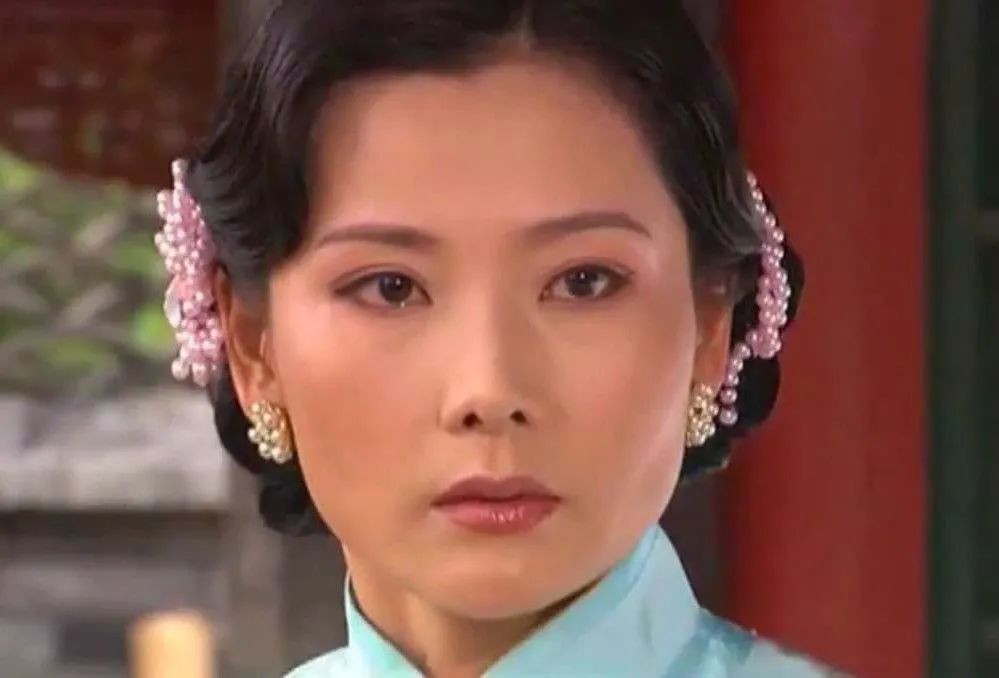 何赛飞也调皮捣蛋了拍婚纱照扮斗鸡眼女神变女神经