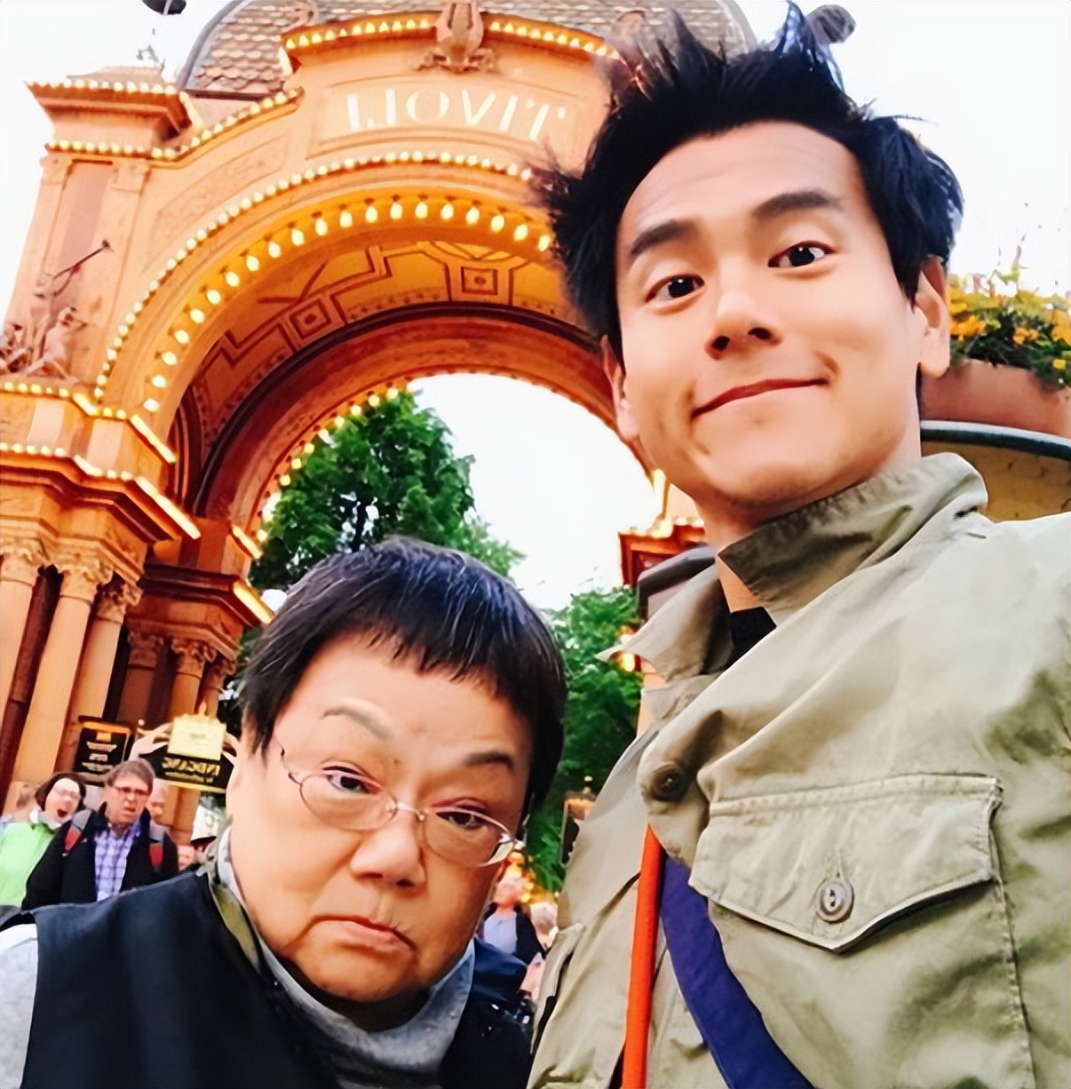 41岁彭于晏遛狗被偶遇亲手捡狗粑粑接地气迟迟不结婚原因曝光