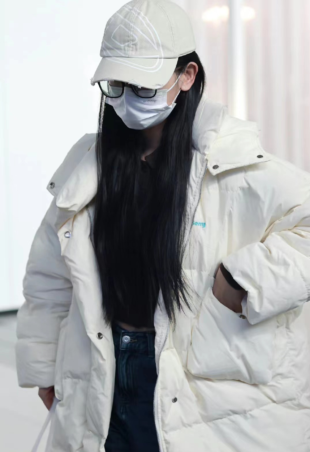 杨超越穿白色羽绒服内搭黑色针织衫配高腰阔腿牛仔裤保暖舒适