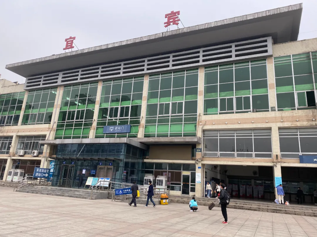 实地探访宜宾站最后的绿皮火车:26年都不涨价,下午成为集贸市场