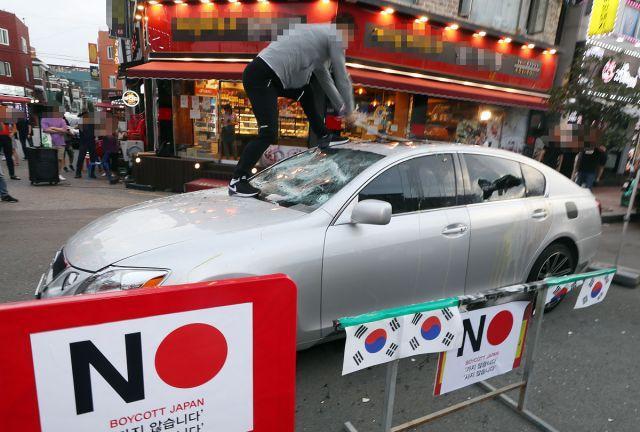 韩国疯狂打砸日本车,加油站拒绝给日系车加油