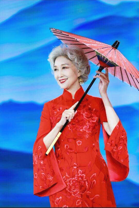 63岁的于书太有范,两次瘫痪一夜白发,大龄逆袭成时尚超模