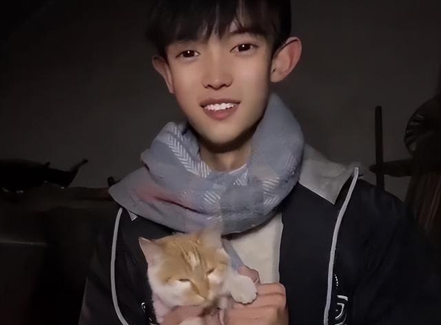 00后男孩,全网百万粉丝,宁可捡垃圾养活一家,也拒收礼物打赏